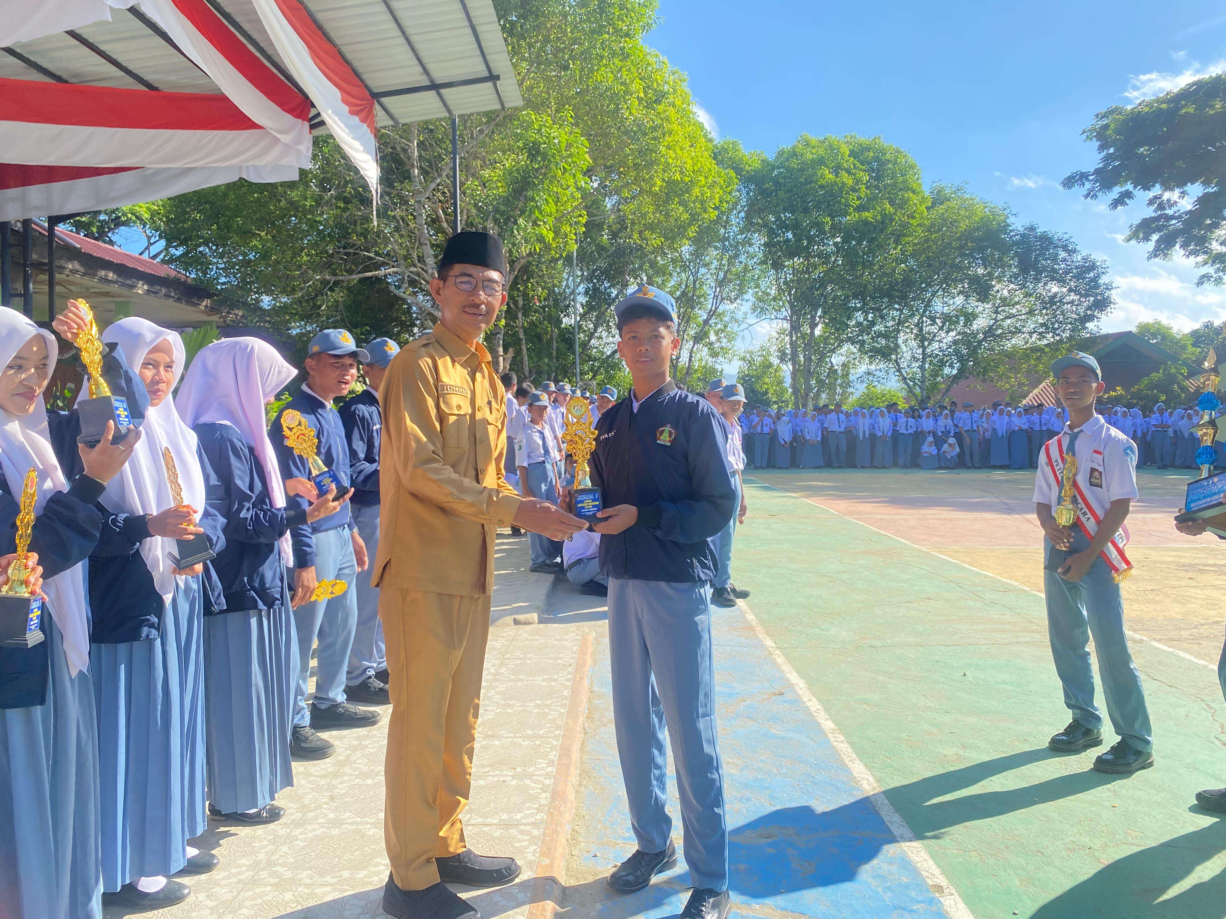 Penyerahan Piagam dan Piala Gold Generation Scout Vol. 3 Pramuka Wonua Sakti